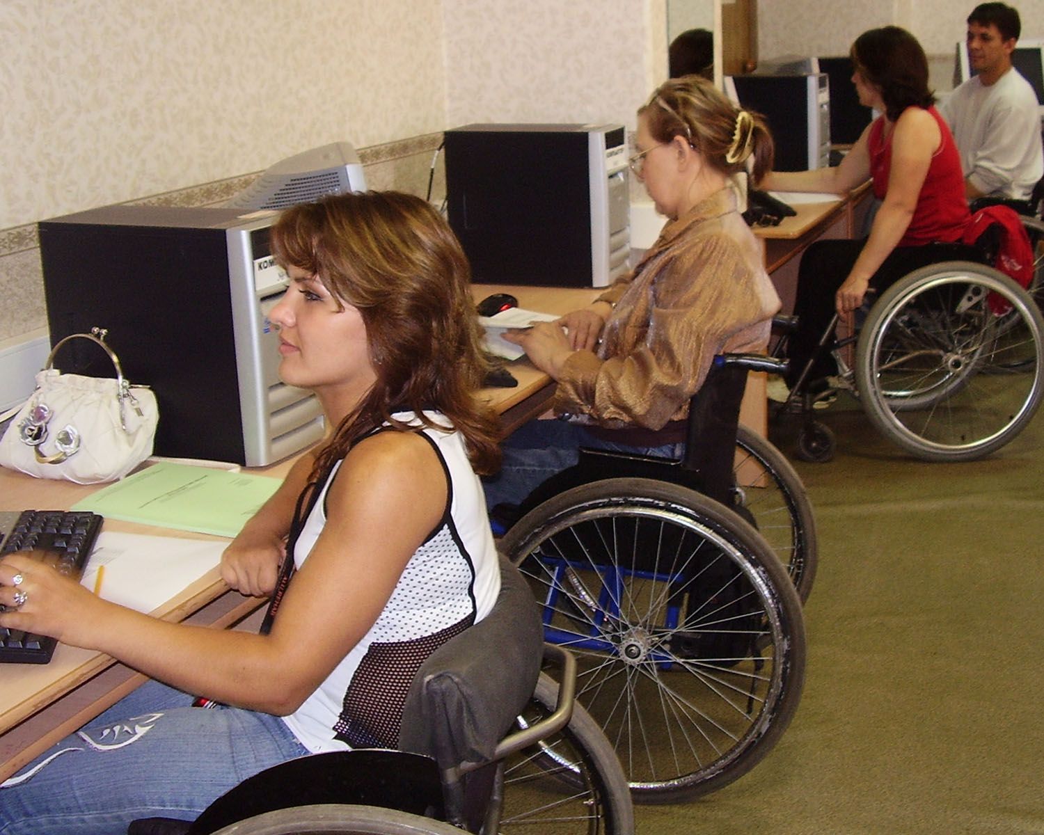 Работа инвалиду рабочая группа. Трудоустройство инвалидов. Занятость инвалидов. Центр занятости для инвалидов. Людей с ограниченными возможностями компьютер.