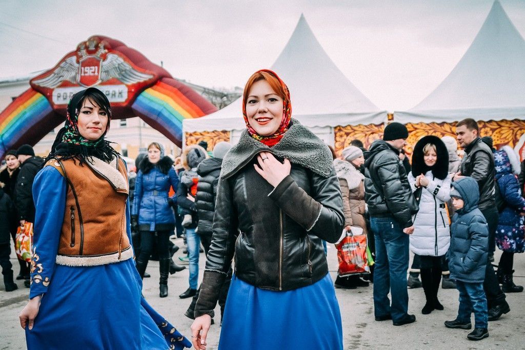 Девушки в русских народных костюмах зазывали станцевать или сфотографироваться вместе.