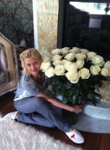 Охапка цветов на фоне Елены Аржановой. Фото с facebook.