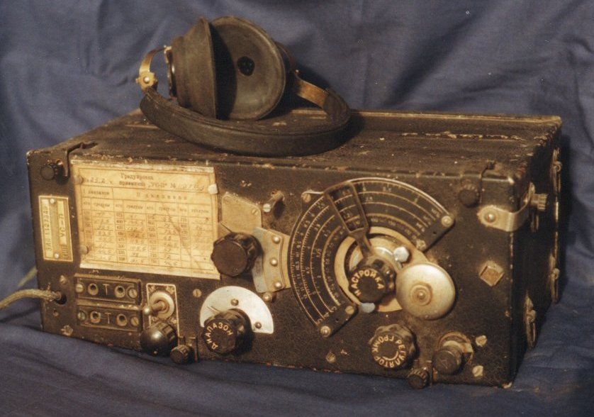 Старый радиоприемник. Старинный приемник. Старинная радиостанция. Старые переносные радиоприемники. Включи радио старая