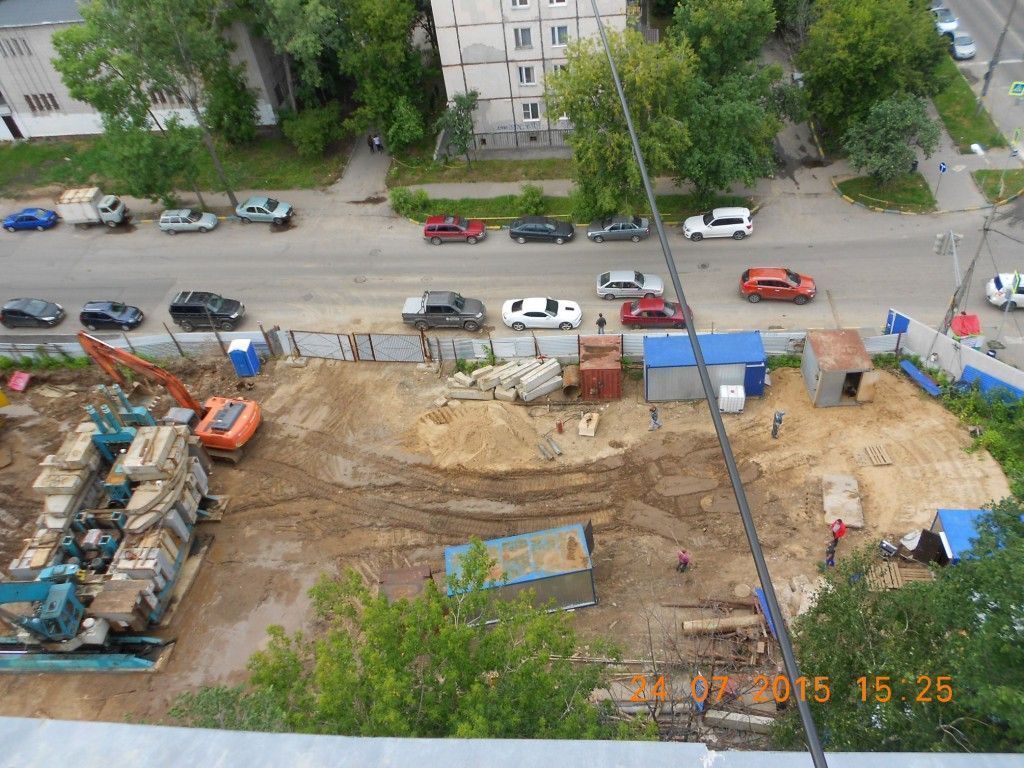 Вид с крыши дома №51 на Ковалихинской. Люди каждый день любуются изменениями на стройке. 