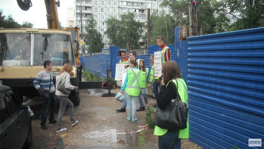 Нижегородские активисты помещали застройщику, встав под строительный кран