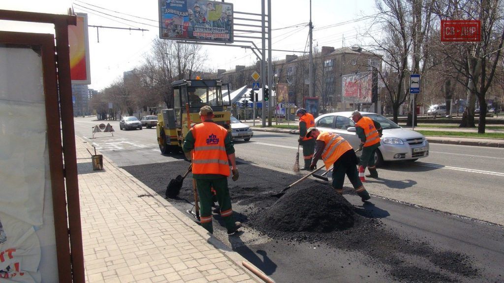В Донецке начали ремонтировать дороги