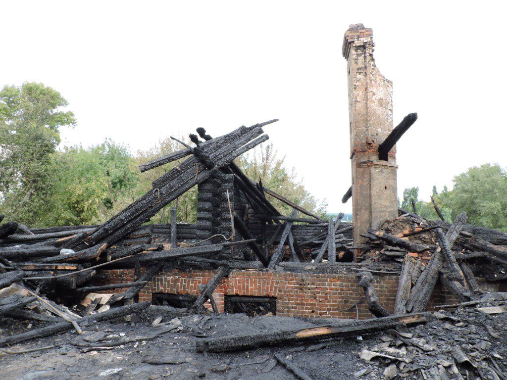 Огонь полностью уничтожил деревянную часть дома №13, но почти не затронул кирпичные подвалы