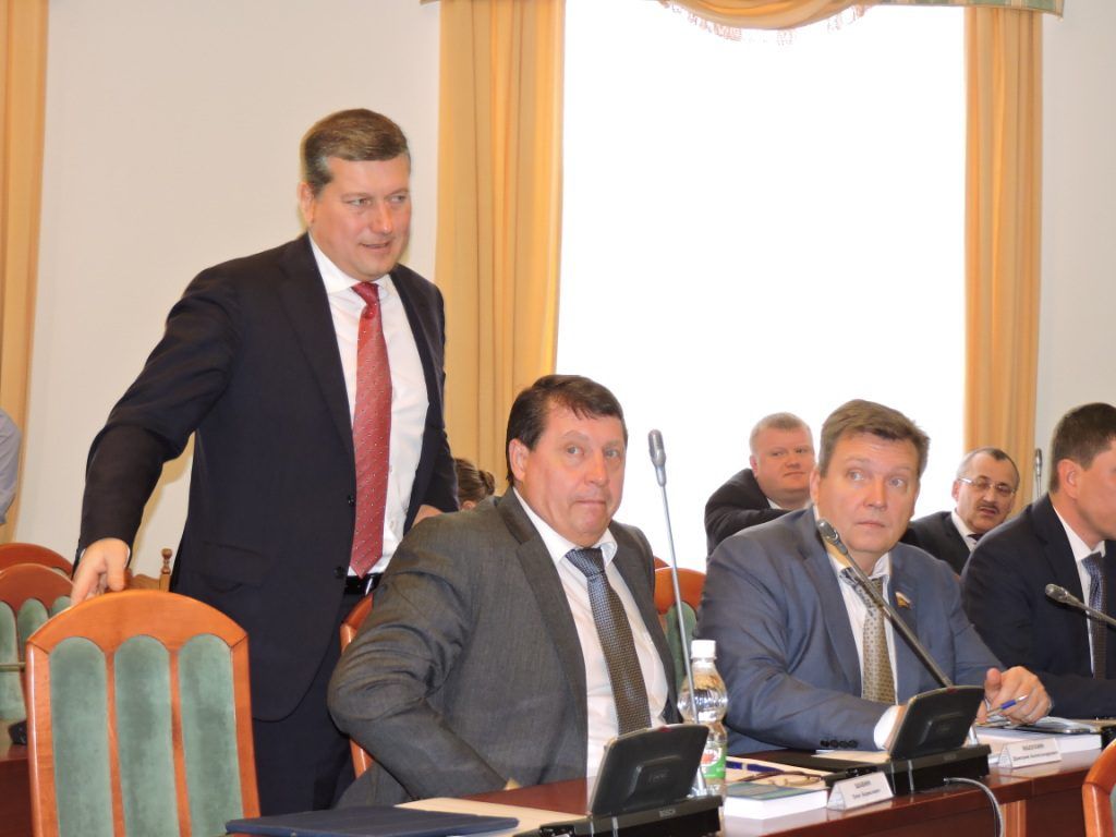 В зале заседаний Олег Сорокин появился только чтобы поздороваться с некоторыми депутатами 
