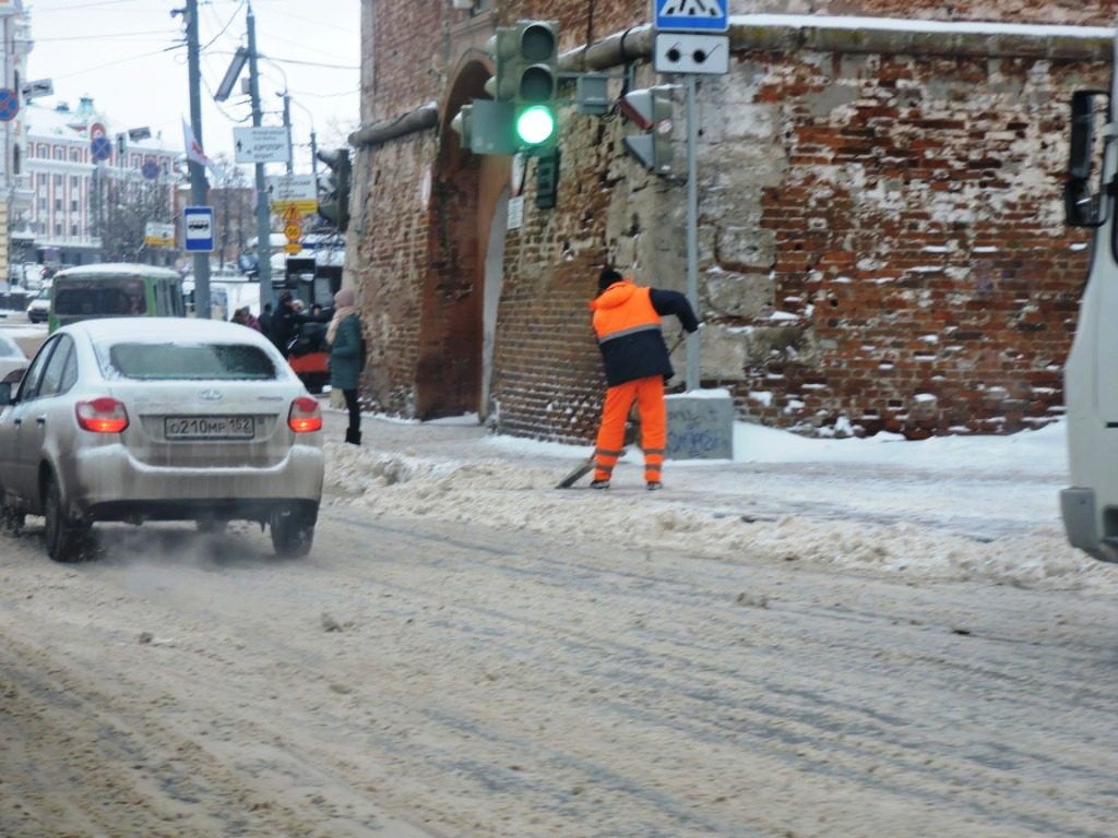 Дворники повсеместно пытаются сбрасывать снег с тротуаров на проезжую часть