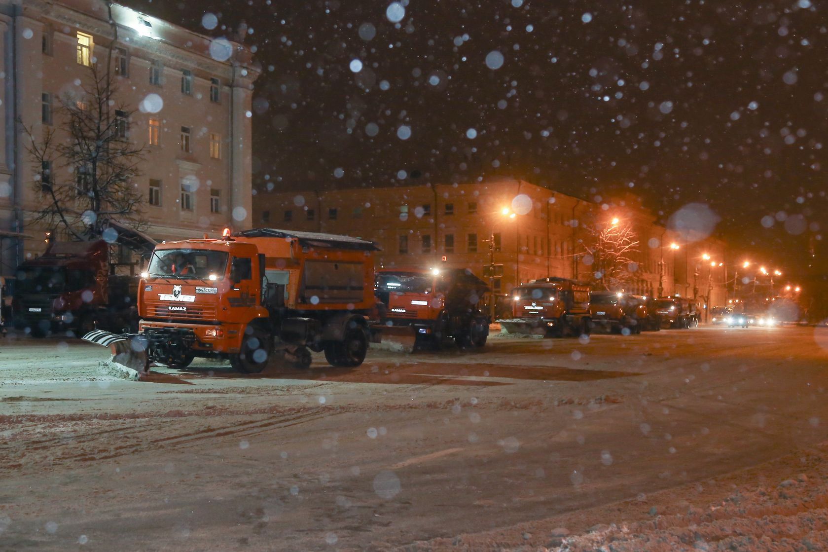 Снег в нижнем новгороде. Нижний Новгород снег. Уборка дорог в Нижнем Новгороде. Снег в Новгороде. Дороги Нижний Новгород снегопад.