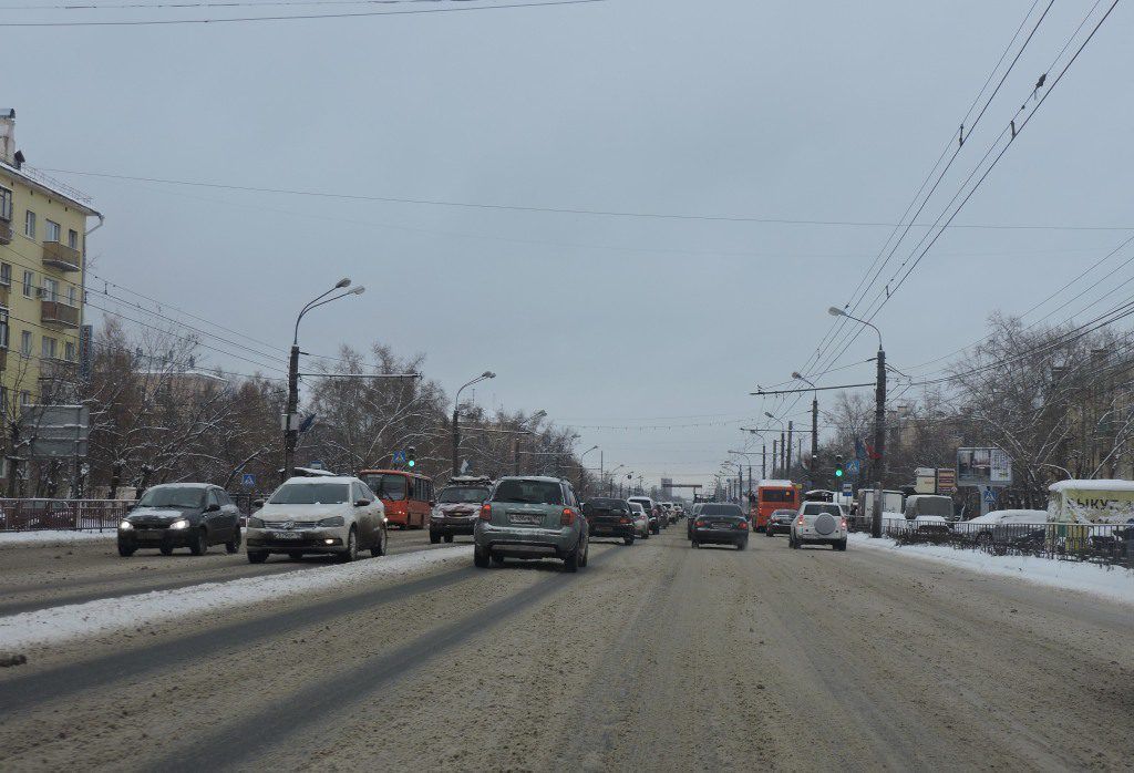 В заречной части города ситуация похожая: машин почти нет, и при этом дороги не чищены. Это проспект Ленина.
