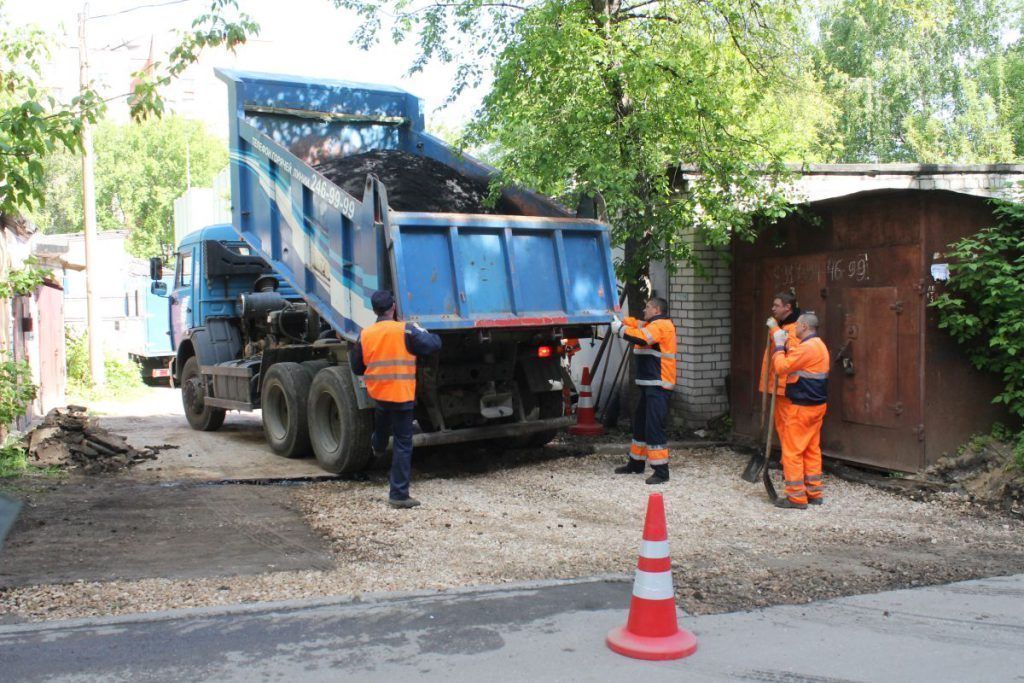 Коммунальщики восстанавливают дороги и газоны Нижнего Новгорода после зимних работ