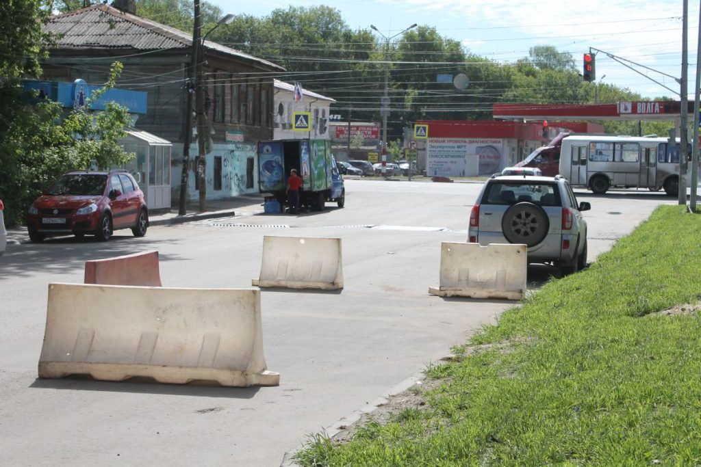 Коммунальщики восстанавливают дороги и газоны Нижнего Новгорода после зимних работ