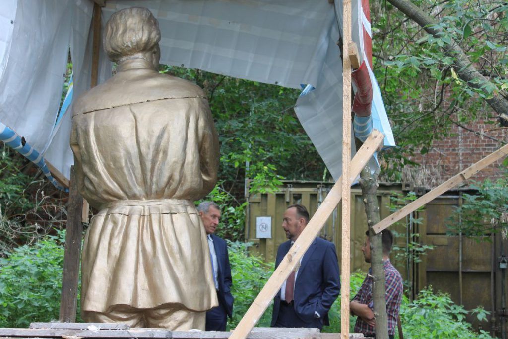 Завершена реставрация памятника Горькому из парка имени Кулибина