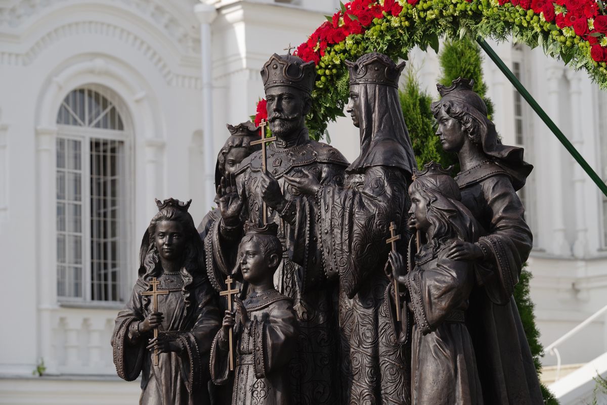 Мемориал семьи. Дивеевский монастырь памятник царской семье. Памятник семьи Романовых в Дивеево. Памятник семье Николая II В Дивеевском монастыре. Памятник семье Николая 2 в Дивеево.