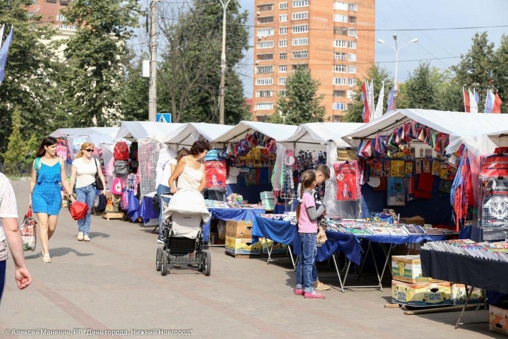 Базар нижнего. Школьный базар Нижний Новгород. Школьная ярмарка в августе. Базар Нижний Новгород. Нижний базар в Нижнем Новгороде.