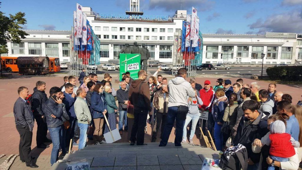 Дольщики "Квартстроя" вынесли на пикет "зеленую папку" для губернатора Шанцева
