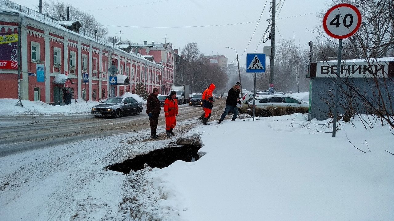 Нижний сейчас. Провалилась дорога в Нижнем Новгороде. Провал на дороге Нижний Новгород. Авария на водопроводе в Нижнем Новгороде сегодня. Потоп на Ковалихе Нижний Новгород.