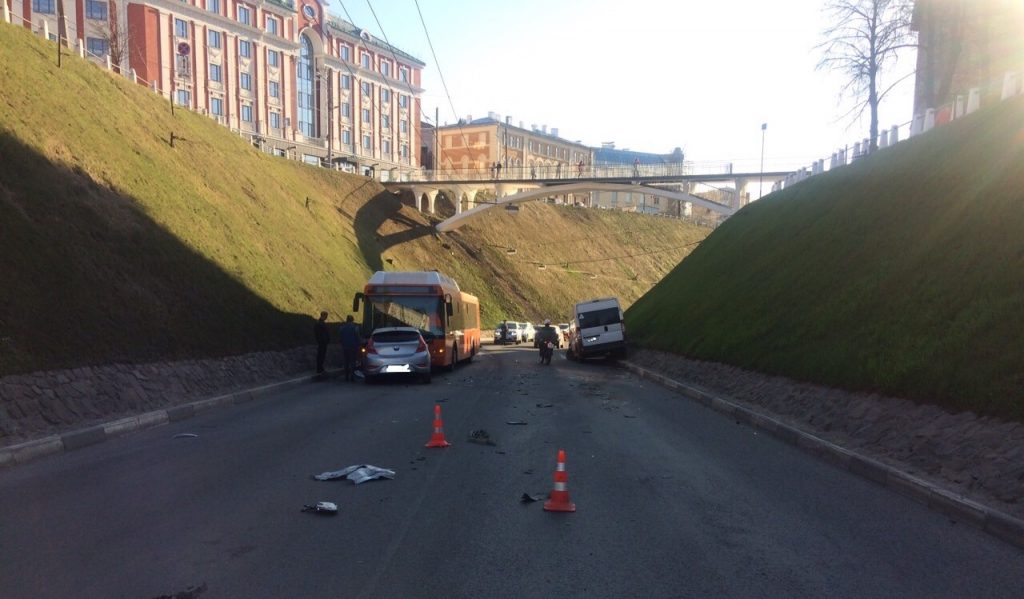 Автомобиль, микроавтобус и автобус столкнулись в Нижнем Новгороде