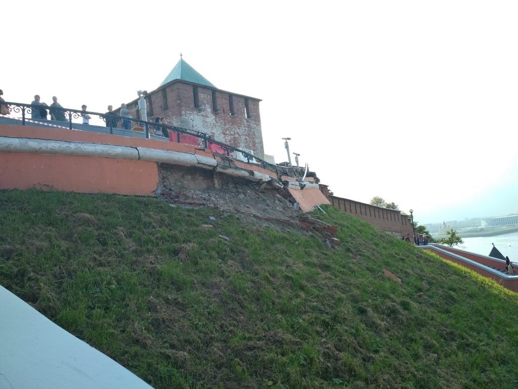 Чкаловская лестница обрушилась в Нижнем Новгороде