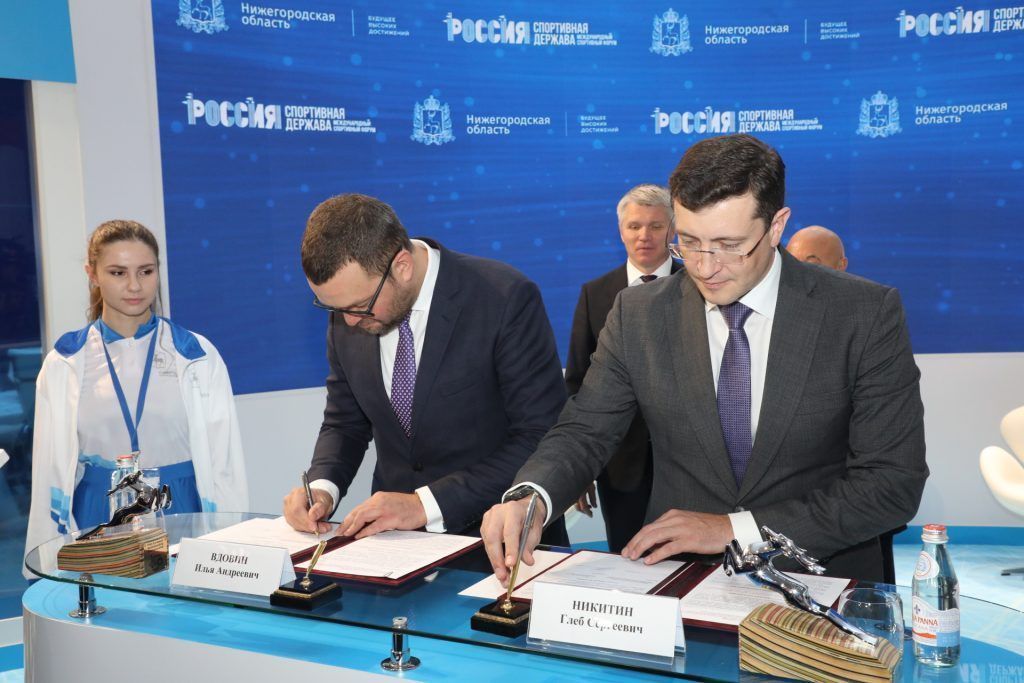 Глеб Никитин подписал соглашения о развитии футбола, скейтбординга и регби