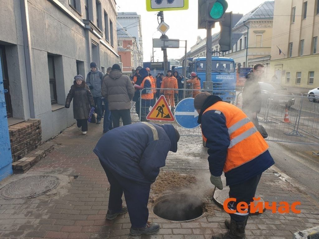 Цоколь затопило в НГПУ из-за прорыва трубы