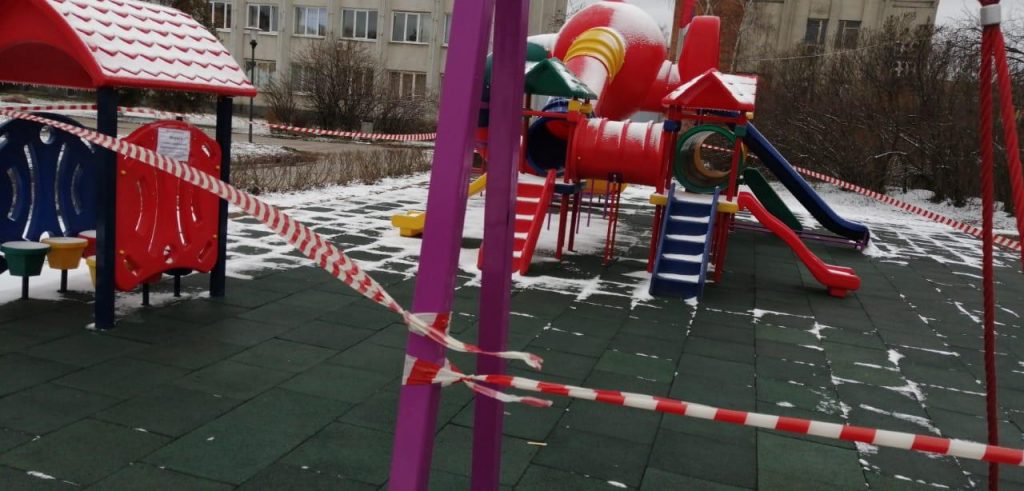 Нижегородские власти пытаются закрыть парки и детские площадки