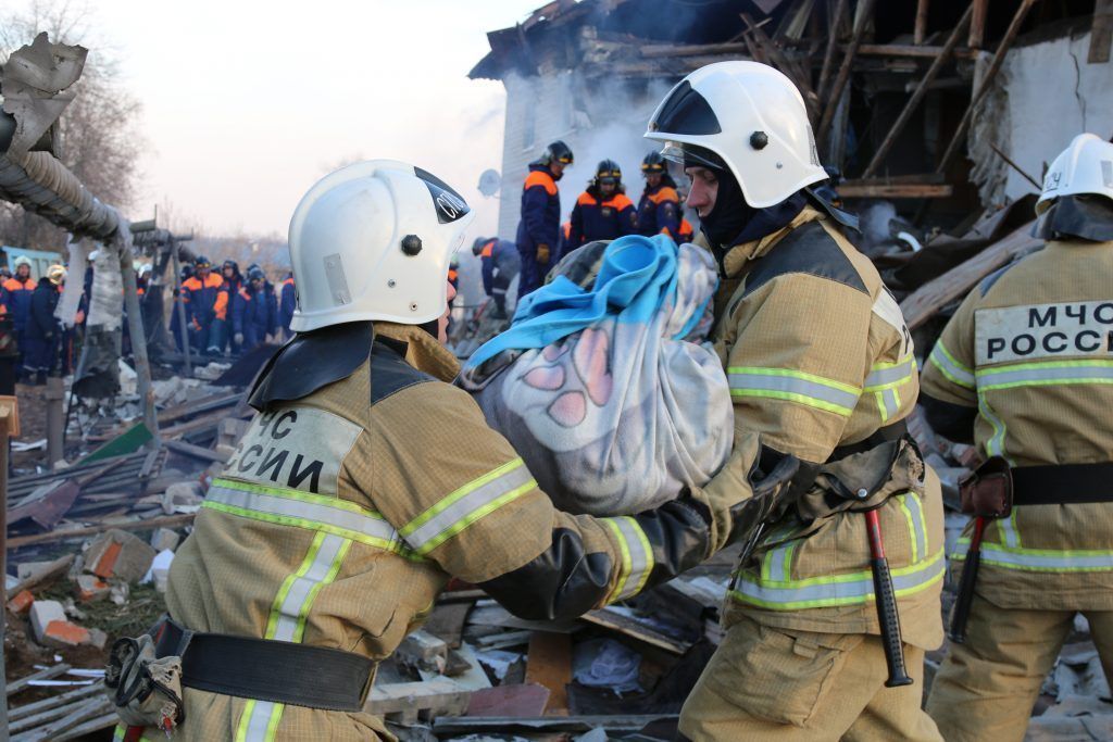 Сотрудники МЧС продолжают разбор обрушившегося дома в Вачском районе