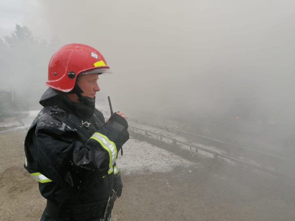 Более 70 человек тушат пожар в сормовском ангаре