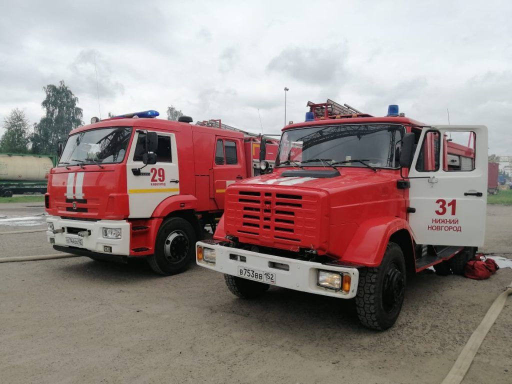 Более 70 человек тушат пожар в сормовском ангаре