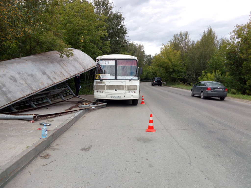 Ребенок пострадал при наезде автобуса на остановку в Нижнем Новгороде