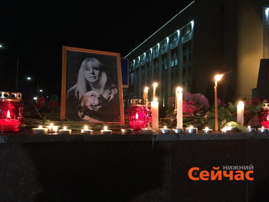 Мемориал в честь Ирины Славиной около здания ГУ МВД зачистили