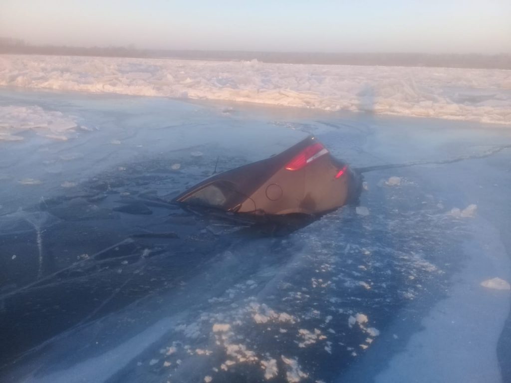 Автомобиль провалился в реку в Нижегородской области 9 декабря