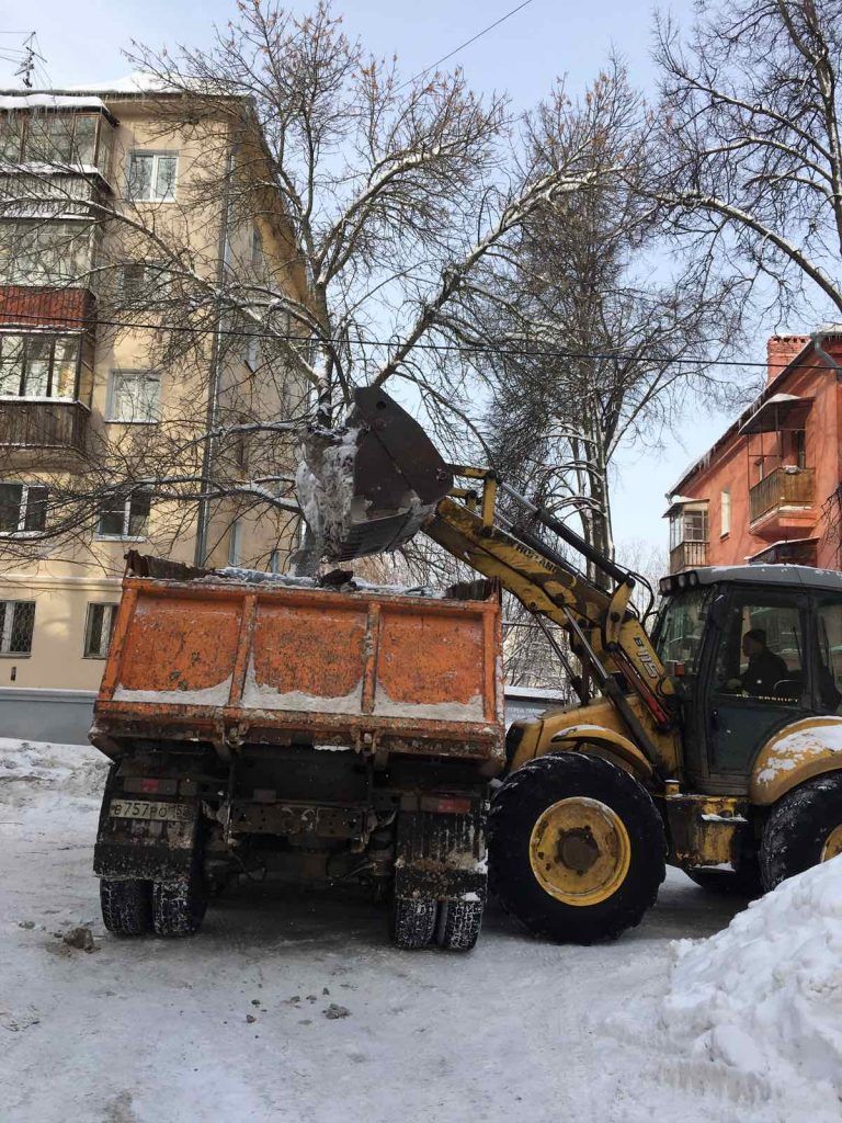 ДУКи пяти районов Нижнего Новгорода продолжают усиленную очистку дворов от снега