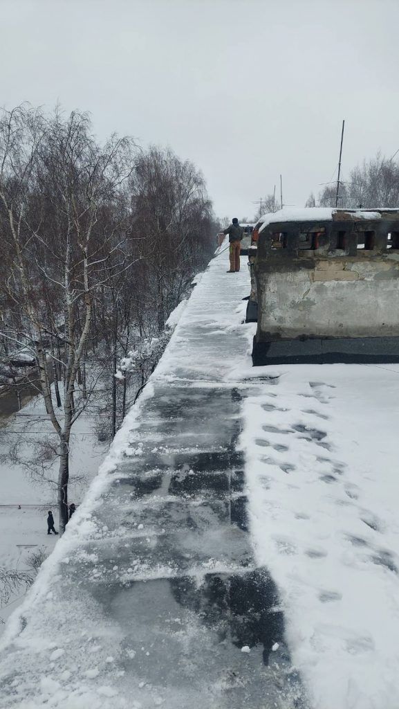 ДУКи пяти районов Нижнего Новгорода ежедневно очищают более 200 крыш от снега