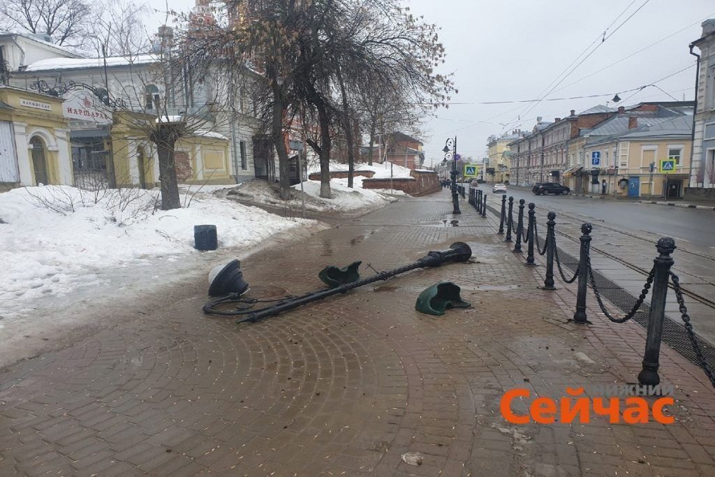 Фонарь упал на ул. Рождественской в Нижнем Новгороде