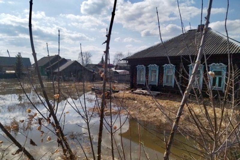 Дом попал в зону подтопления. Подтопление домов. Наводнения в России. Паводок в Уренском районе. Подтопление частных дос.