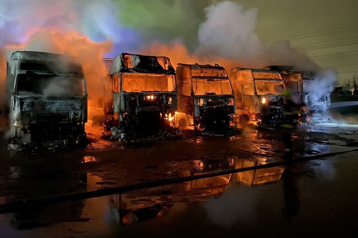 Сгорел грузовик. Пожар сгорела фура ночью. Возгорание грузового автомобиля на стоянке.