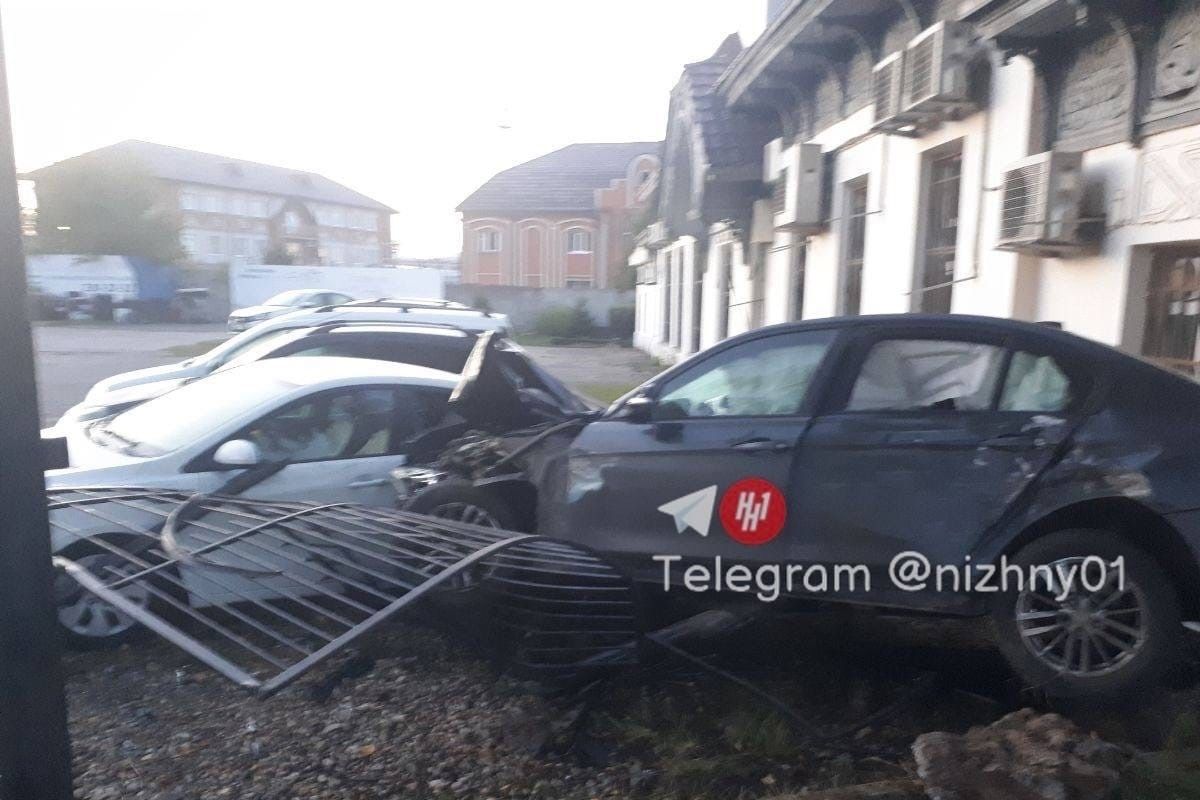 Водитель BMW врезался в забор на парковке в Нижнем Новгороде 25 сентября –  Нижний сейчас