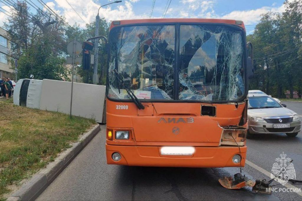 Водитель автобуса пострадал в ДТП с грузовиком на пр. Гагарина в Нижнем Новгороде 18 июля