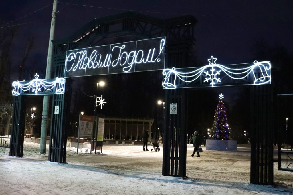 В нижегородских парках завершен монтаж новогодних ёлок и световых украшений