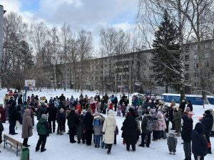 Лидеры НРО СРЗП депутаты Гриневич и Кожухов провели дворовые елки для 1600 детей