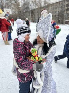 Лидеры НРО СРЗП депутаты Гриневич и Кожухов провели дворовые елки для 1600 детей