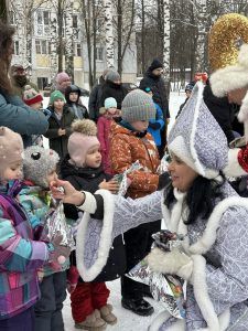 Лидеры НРО СРЗП депутаты Гриневич и Кожухов провели дворовые елки для 1600 детей