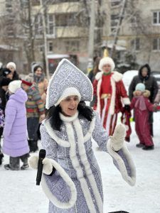 Лидеры НРО СРЗП депутаты Гриневич и Кожухов провели дворовые елки для 1600 детей