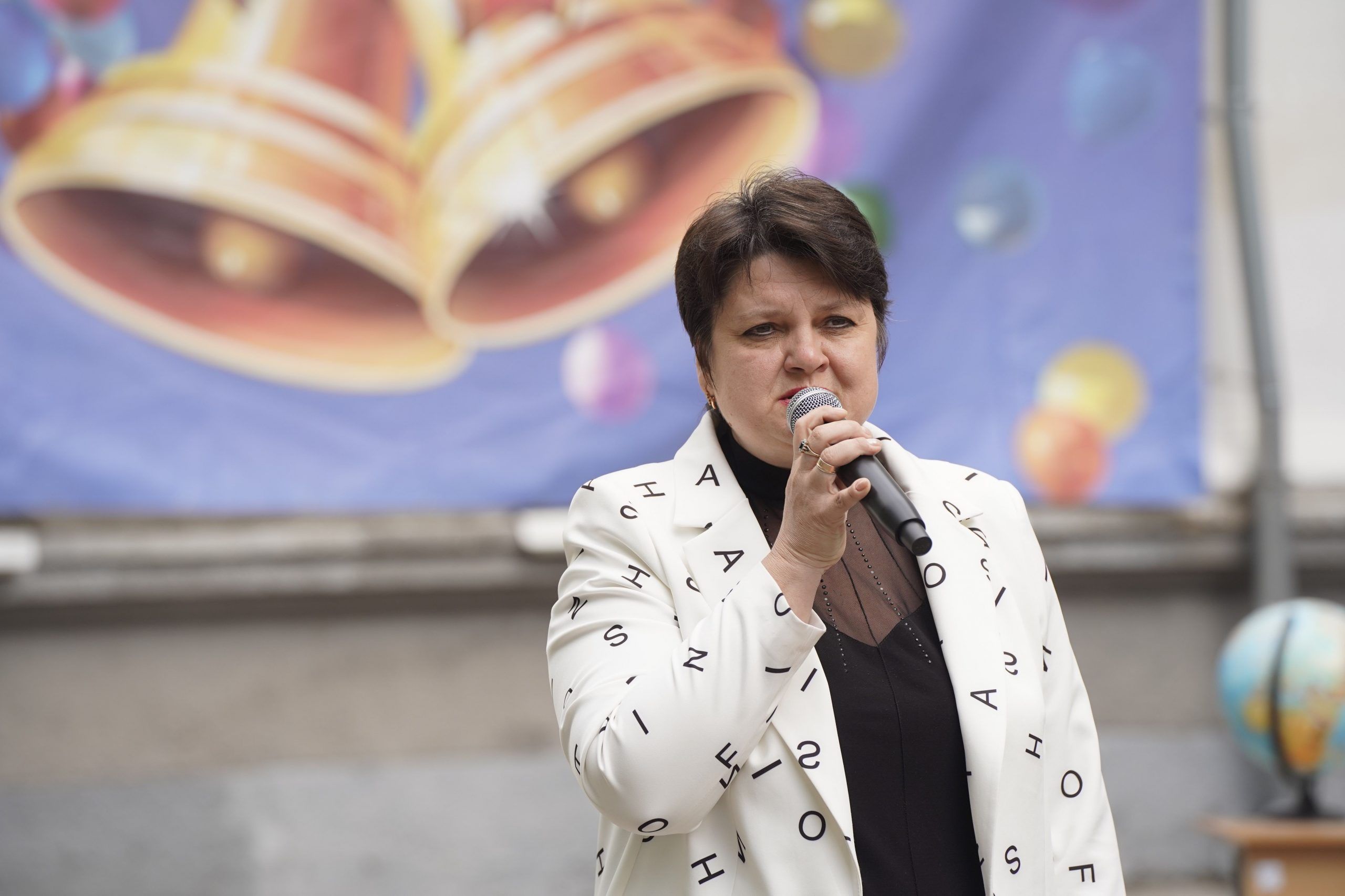 Евгений Чинцов напутствовал школьников Советского района на празднике Последнего звонка