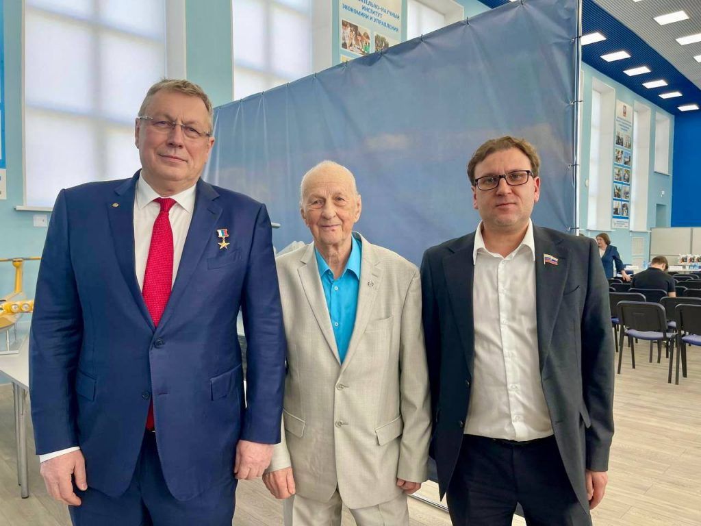 Рустам Досаев: "В НГТУ презентовали книгу про экраноплан-ракетоносец "Лунь"
