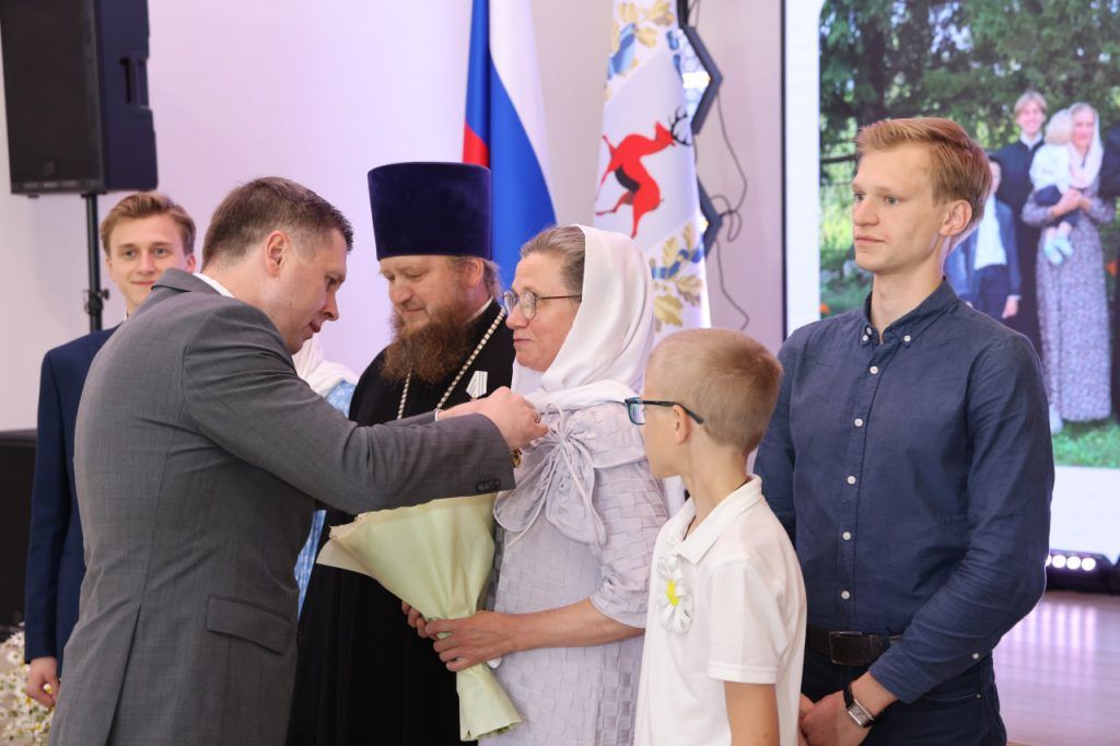 Четыре нижегородские многодетные семьи получили госнаграды