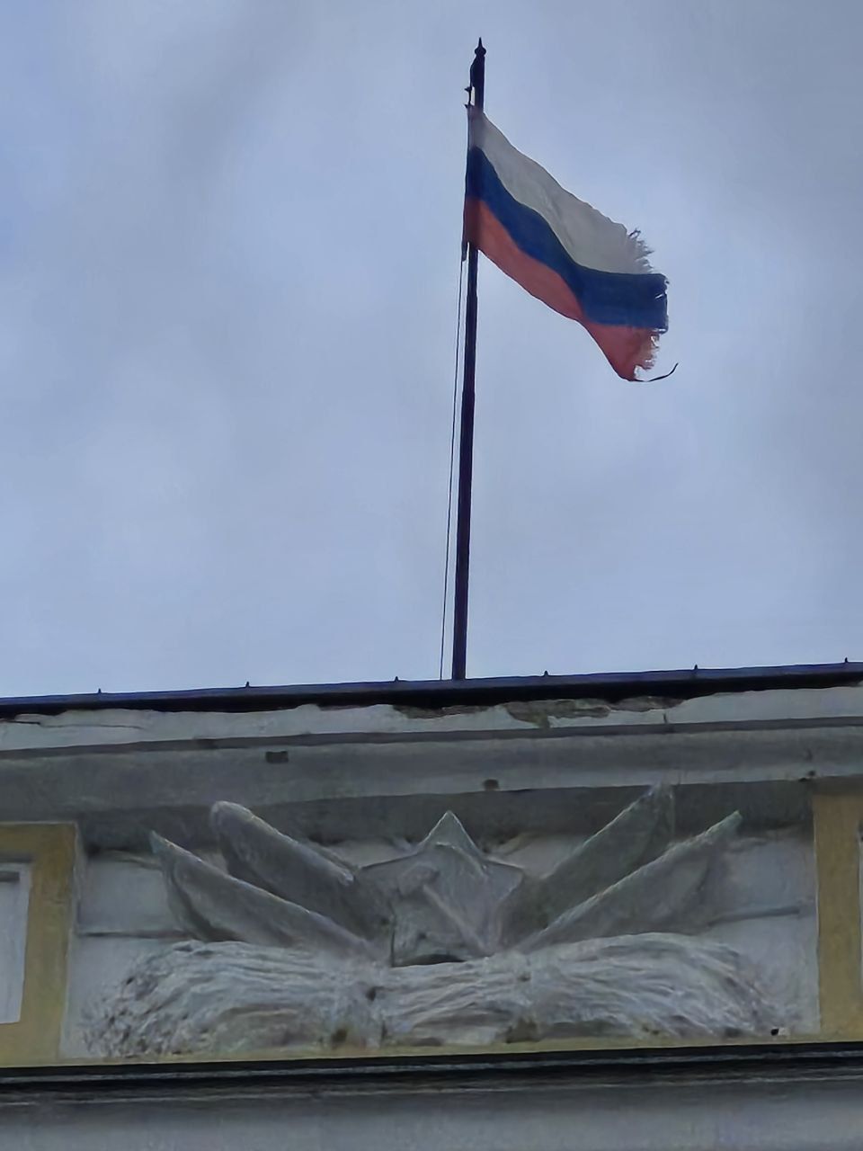 Жители возмущены состоянием флага России на здании администрации Нижегородского района
