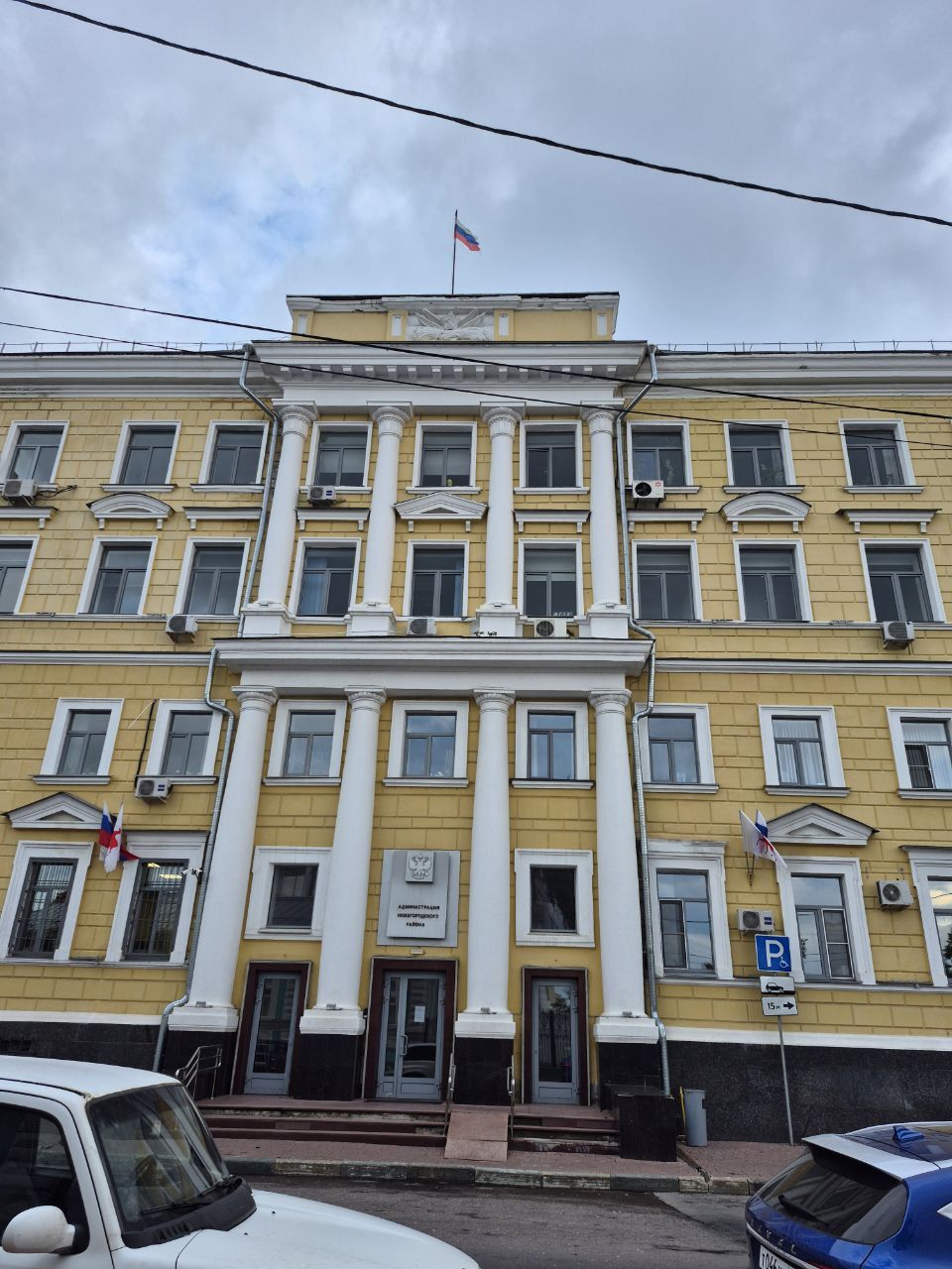 Жители возмущены состоянием флага России на здании администрации Нижегородского района