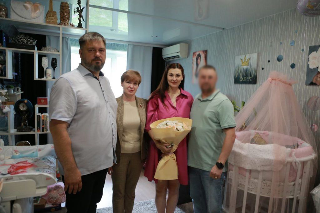 Михаил Клинков поздравил семью бойца СВО с рождением дочки
