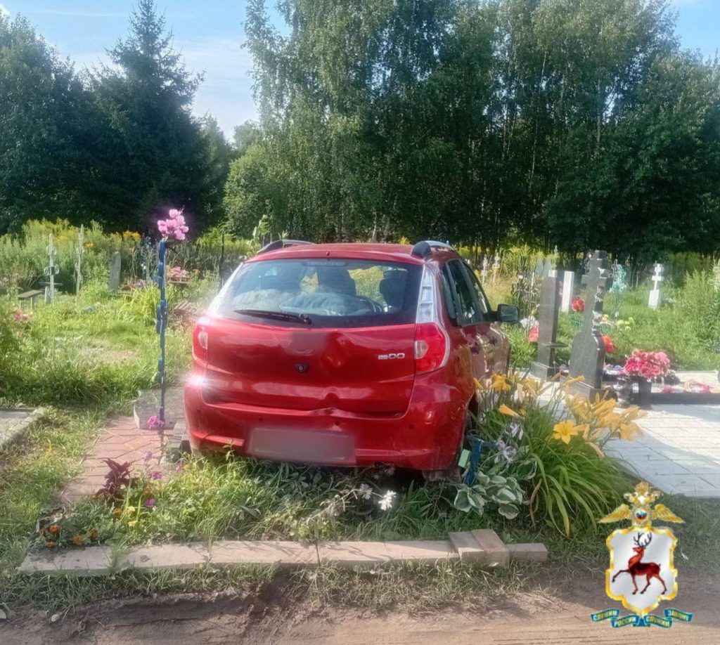 Datsun въехал в могилы в Городецком округе