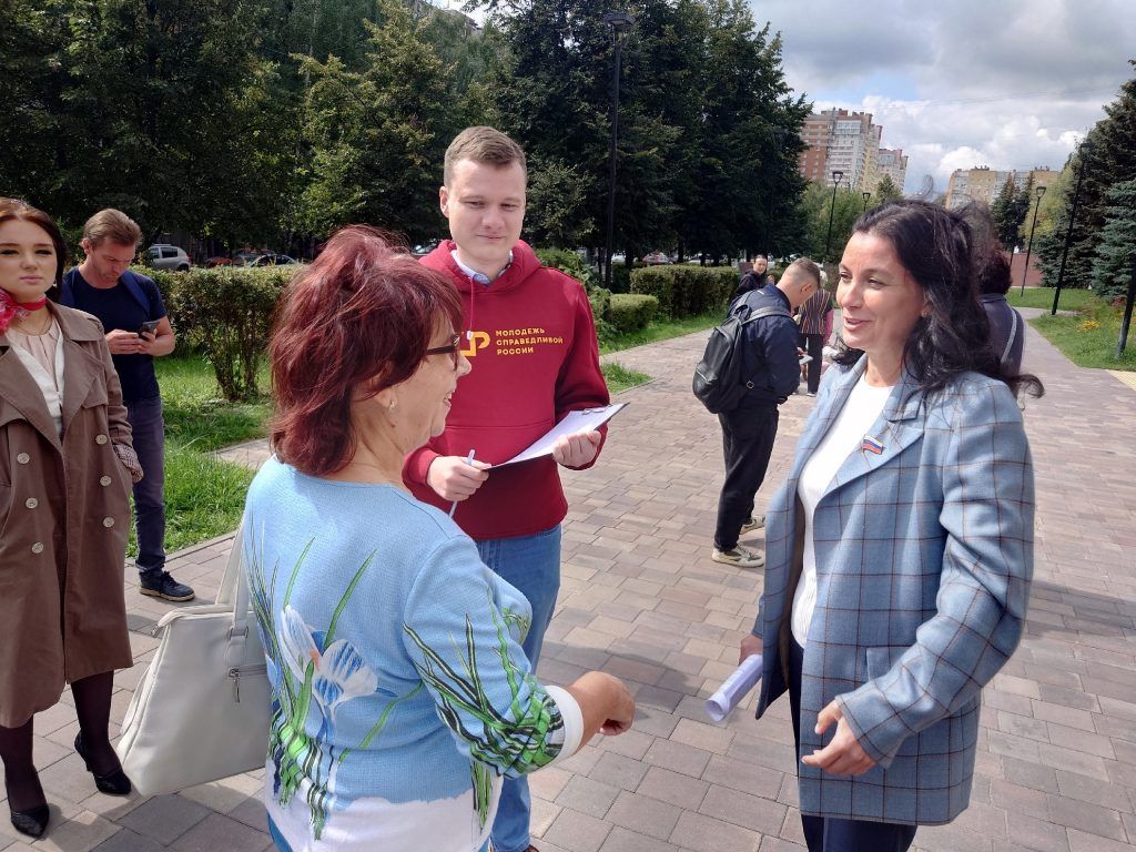"Справедливая Россия" показала холодильник нижегородца, живущего на МРОТ
